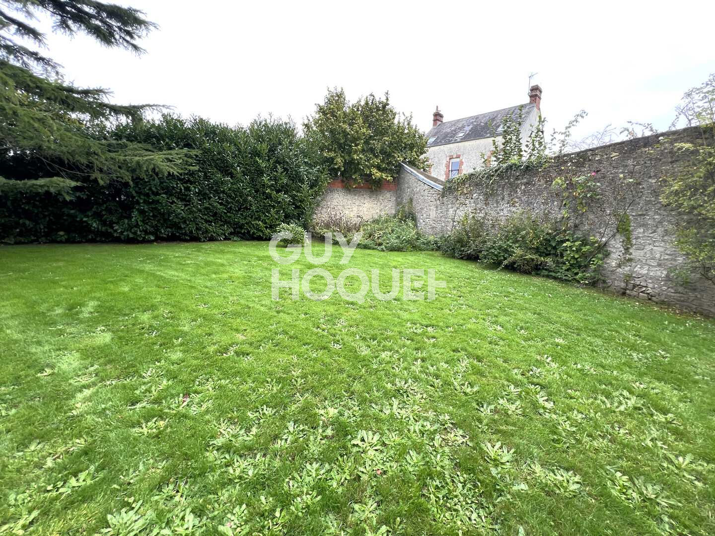 A vendre, à BAYEUX (14400), maison de 122 m², 6 pièces principales, avec sous-sol et garage.