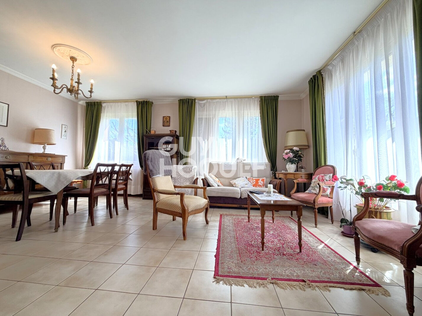 A vendre, à BAYEUX (14400), maison de 122 m², 6 pièces principales, avec sous-sol et garage.