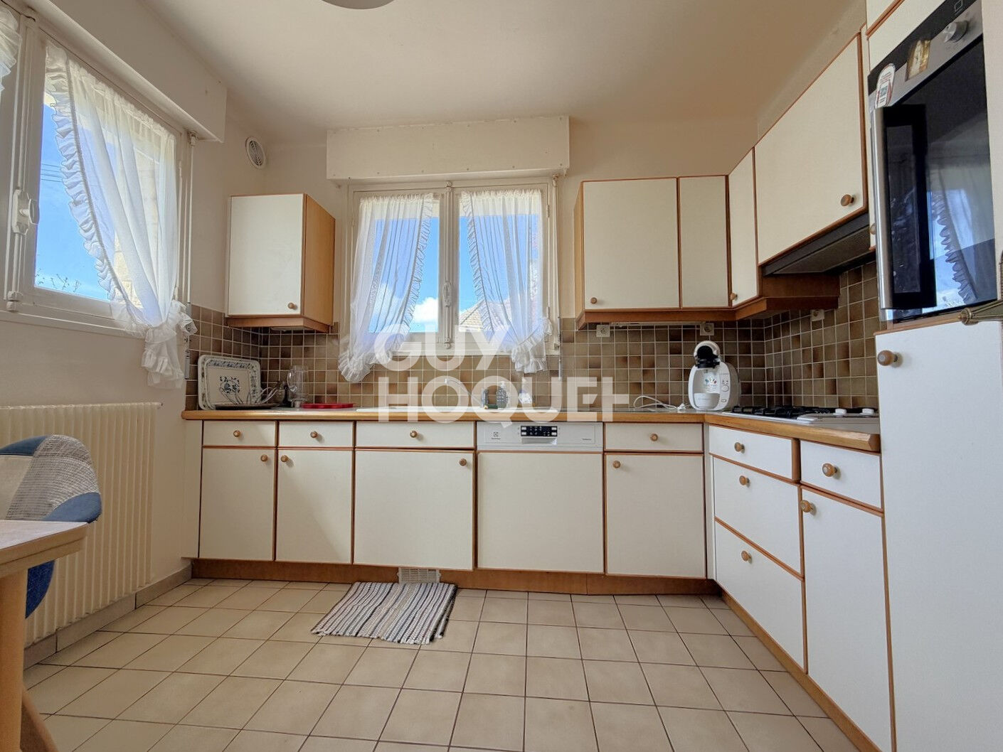 A vendre, à BAYEUX (14400), maison de 122 m², 6 pièces principales, avec sous-sol et garage.