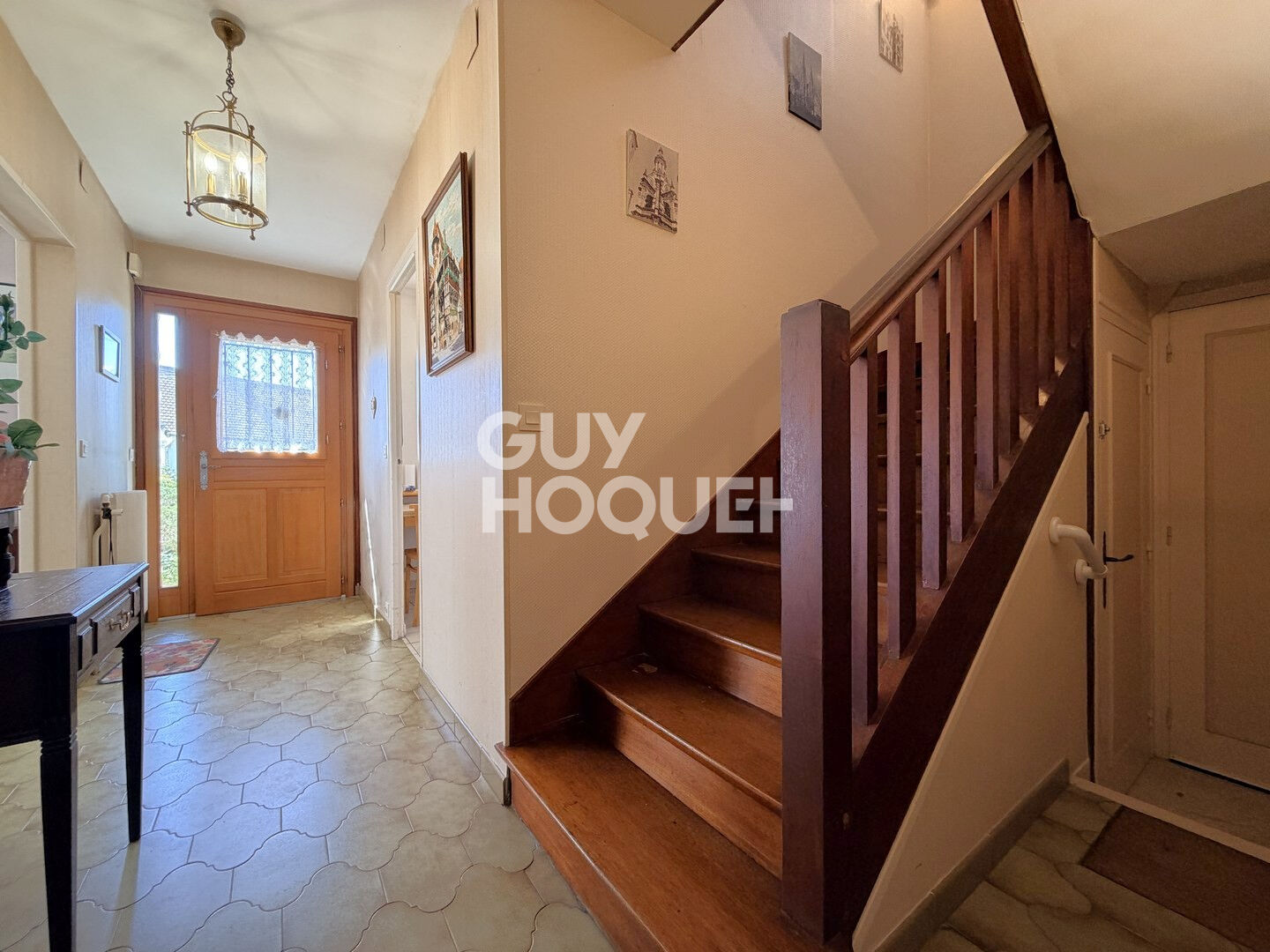 A vendre, à BAYEUX (14400), maison de 122 m², 6 pièces principales, avec sous-sol et garage.