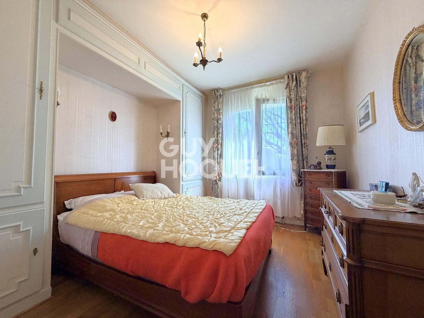 A vendre, à BAYEUX (14400), maison de 122 m², 6 pièces principales, avec sous-sol et garage.
