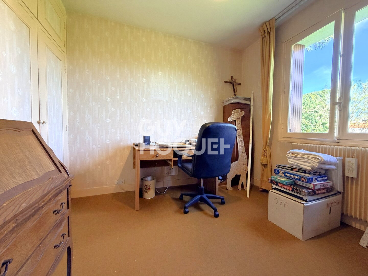 A vendre, à BAYEUX (14400), maison de 122 m², 6 pièces principales, avec sous-sol et garage.