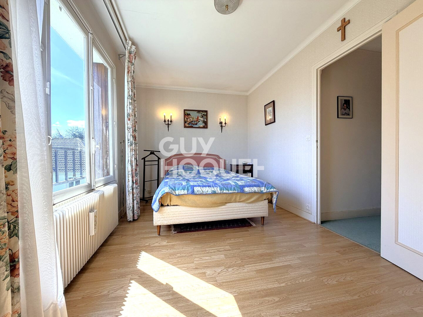 A vendre, à BAYEUX (14400), maison de 122 m², 6 pièces principales, avec sous-sol et garage.