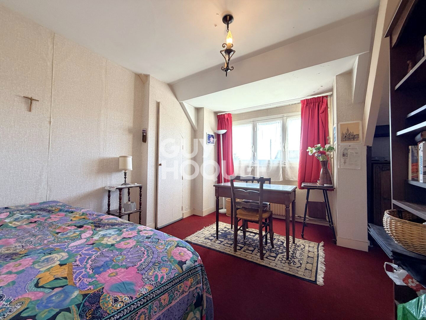 A vendre, à BAYEUX (14400), maison de 122 m², 6 pièces principales, avec sous-sol et garage.