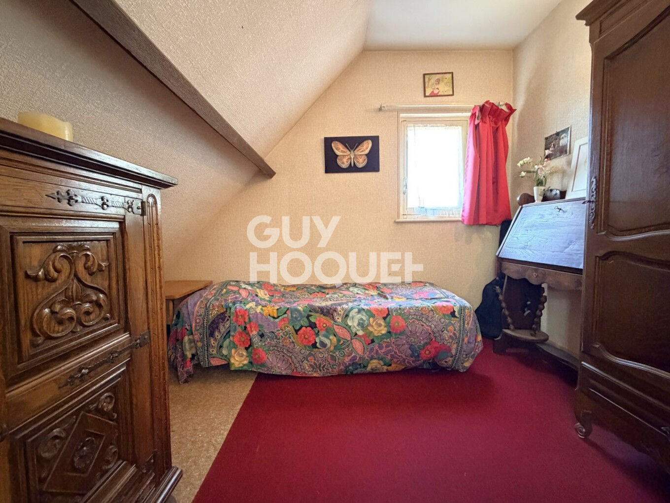 A vendre, à BAYEUX (14400), maison de 122 m², 6 pièces principales, avec sous-sol et garage.