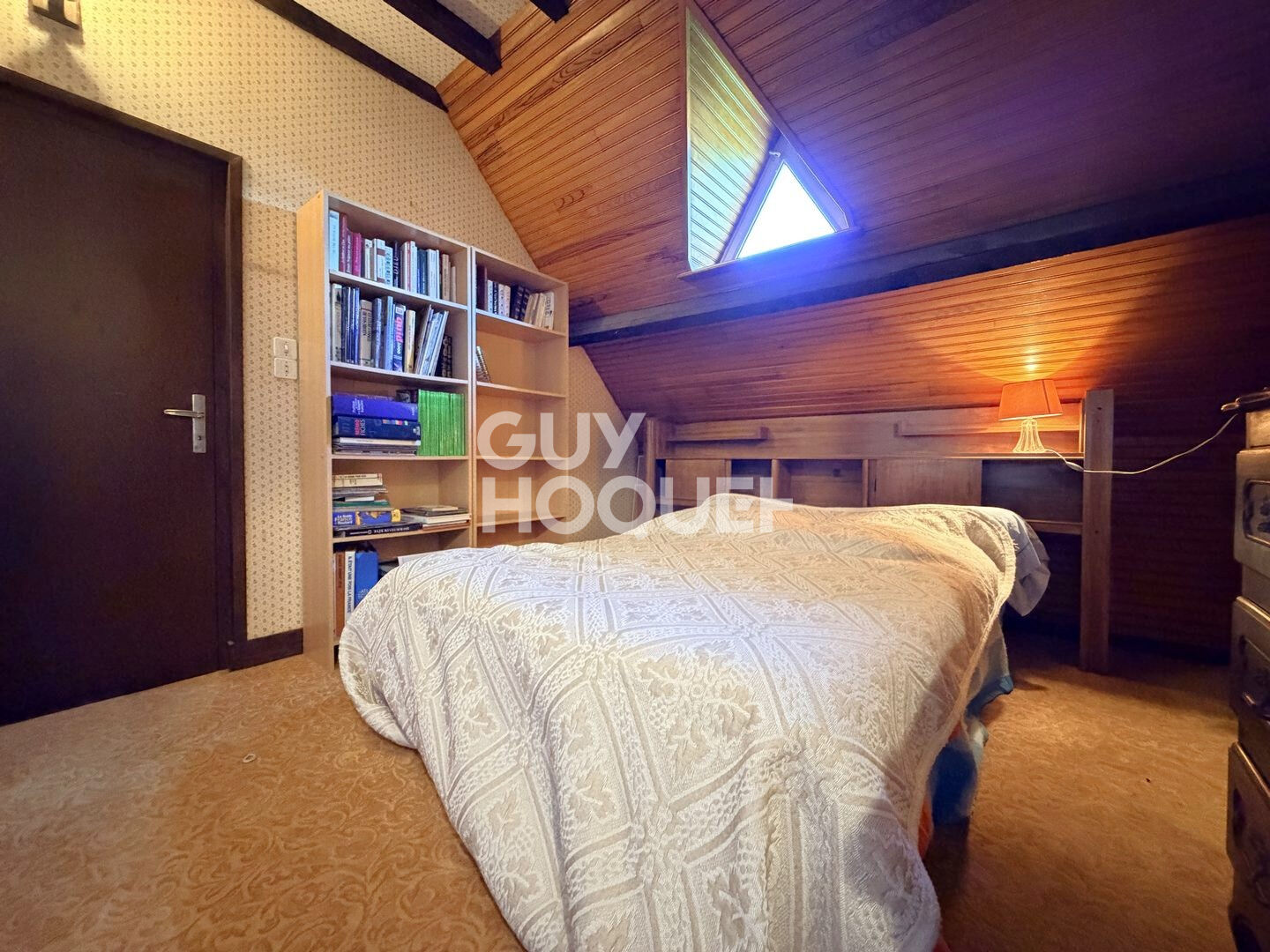 A vendre, à BAYEUX (14400), maison de 122 m², 6 pièces principales, avec sous-sol et garage.