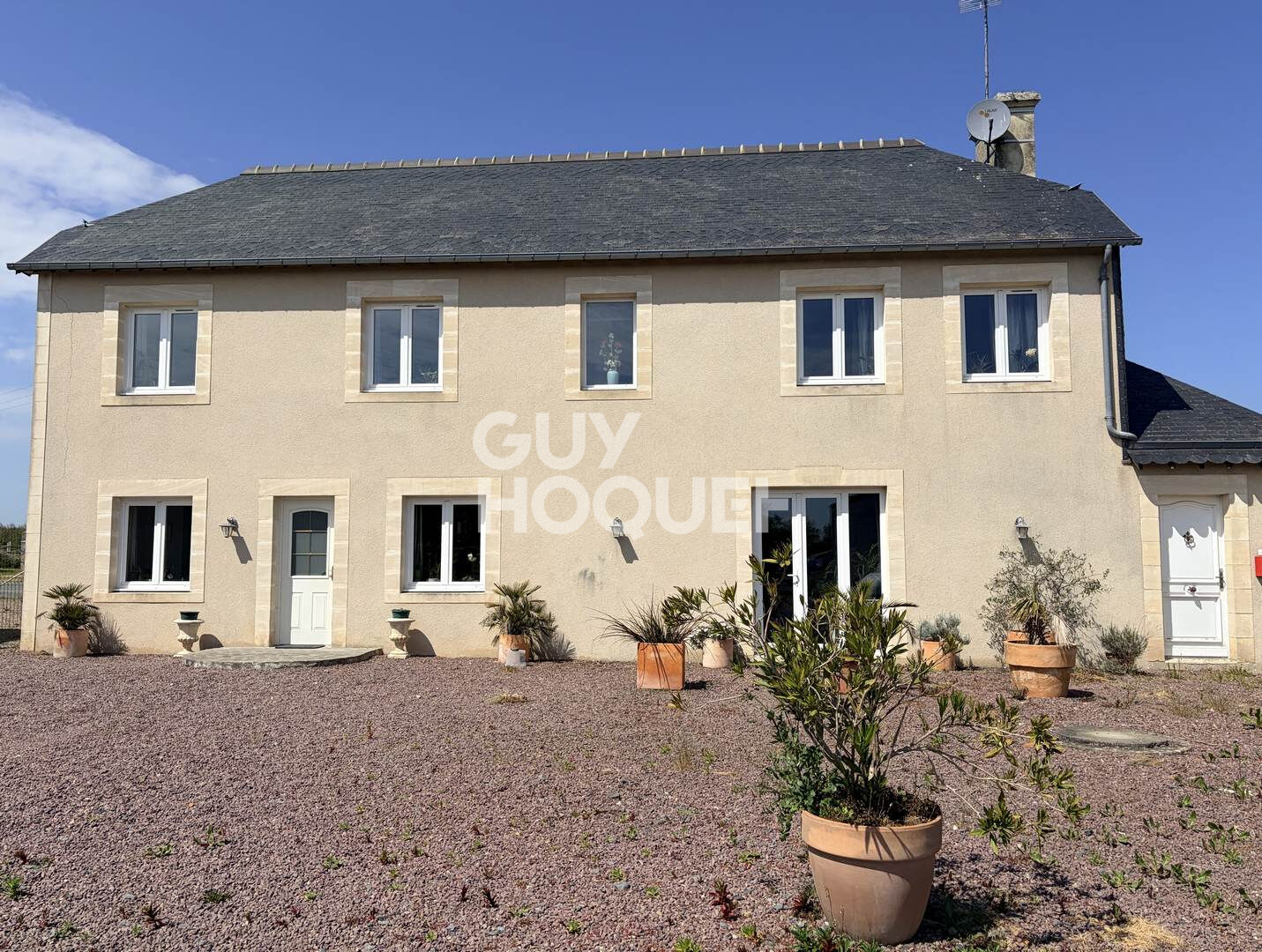 A Vendre, Maison ancienne de 138 m² habitables et grande dépendance.