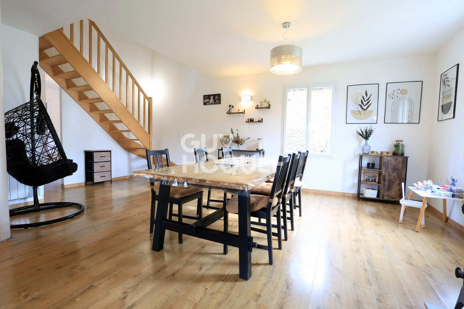 A Vendre, Maison de 122 m² habitables, 5 pièces principales dont 4 chambres, au Sud de BAYEUX. (14240.