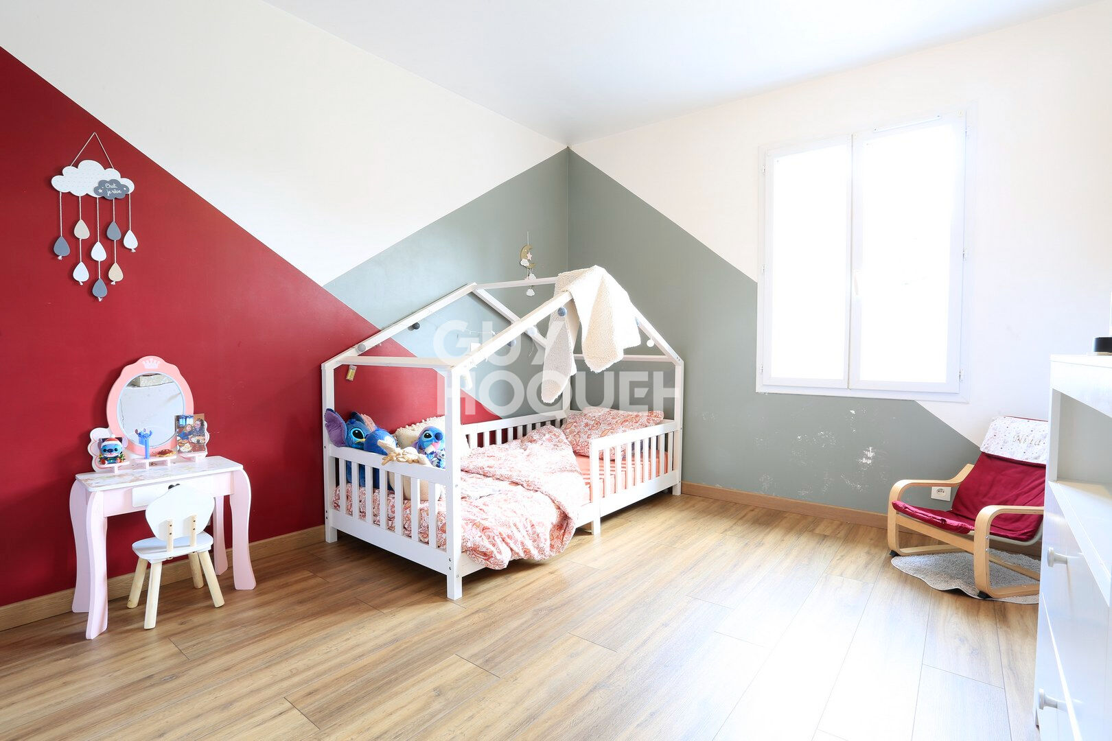 A Vendre, Maison de 122 m² habitables, 5 pièces principales dont 4 chambres, au Sud de BAYEUX. (14240.