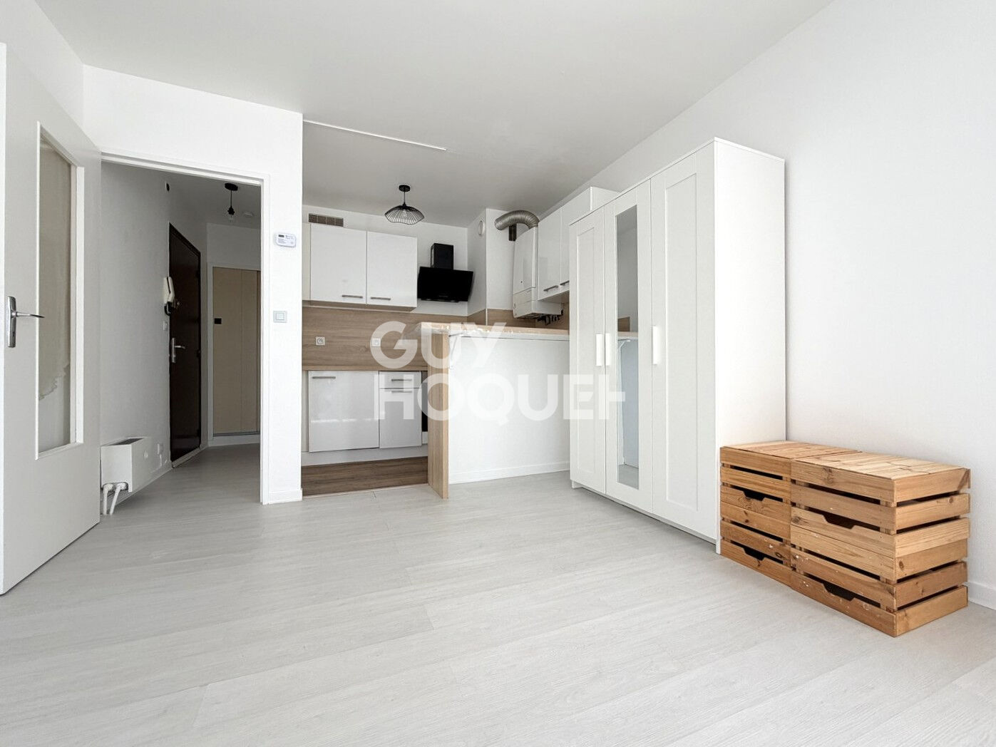 A LOUER, studio en rez-de-chaussée proche commerces avec parking et cave.