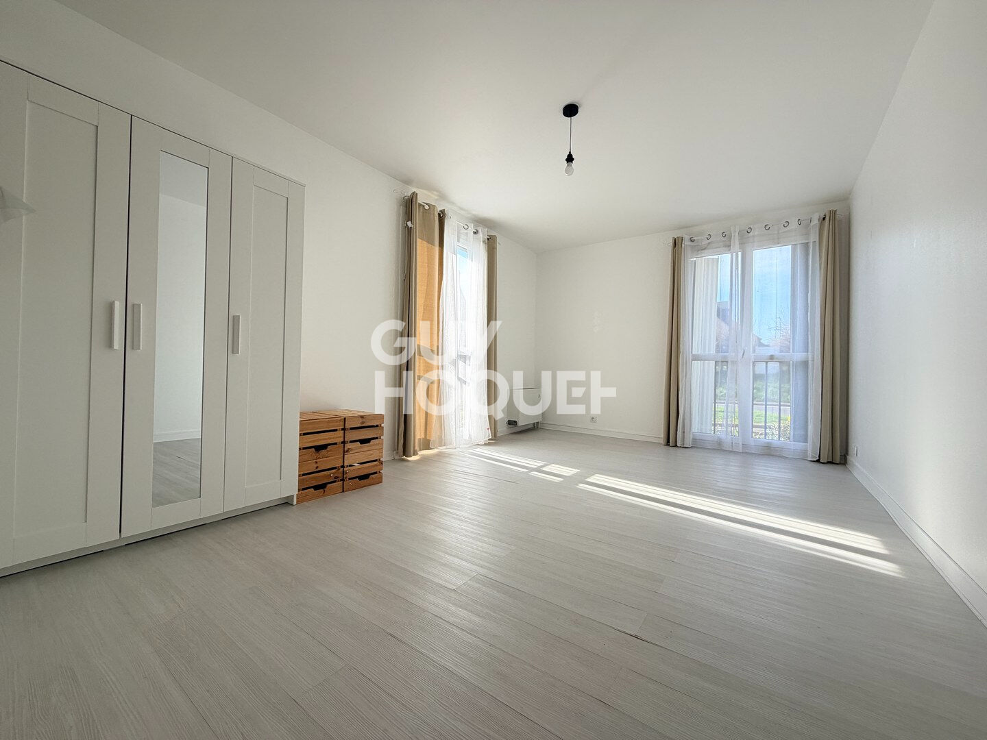 A LOUER, studio en rez-de-chaussée proche commerces avec parking et cave.