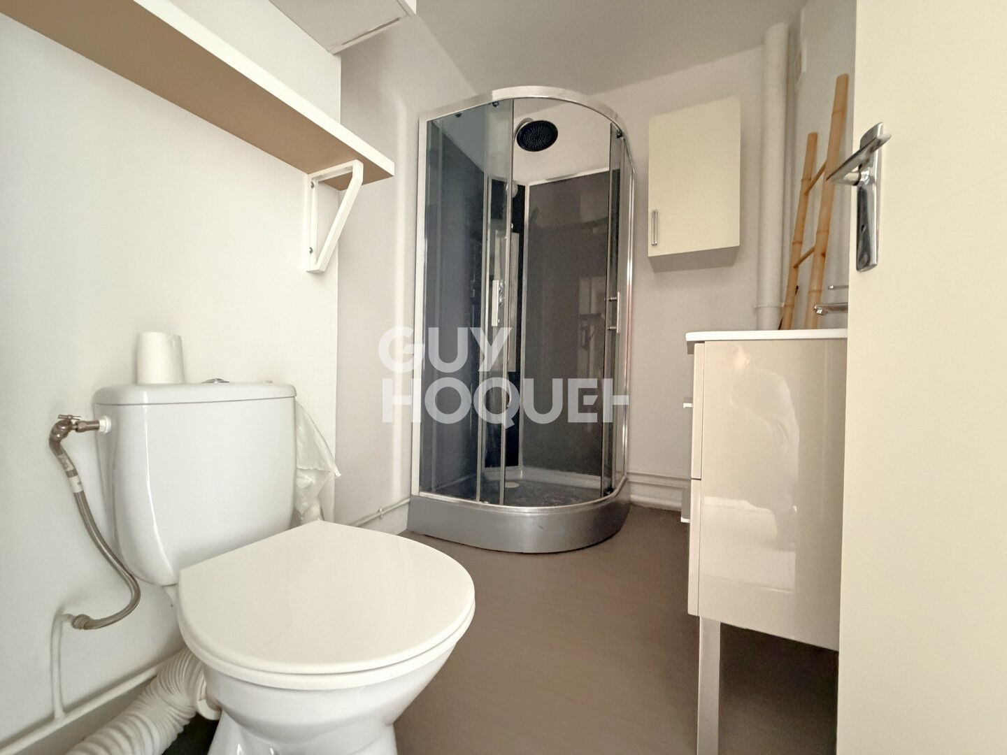 A LOUER, studio en rez-de-chaussée proche commerces avec parking et cave.