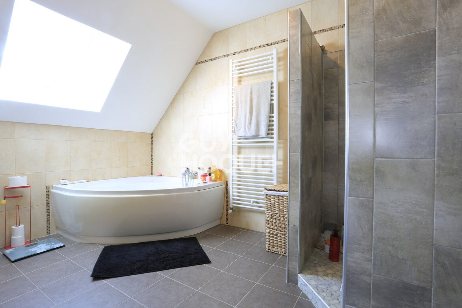 A Vendre, à l'Ouest de BAYEUX, maison familiale de 144 m² habitables.