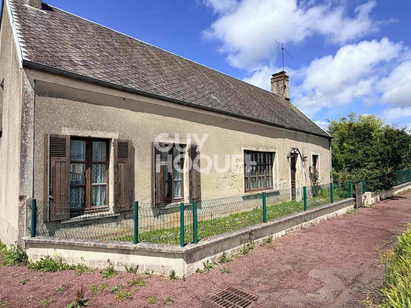 A vendre, Maison ancienne de plain-pied à LE TRONQUAY (14490) avec dépendances.