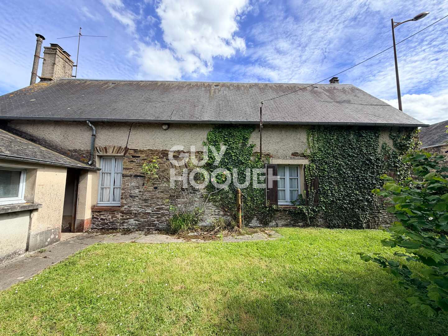 A vendre, Maison ancienne de plain-pied à LE TRONQUAY (14490) avec dépendances.