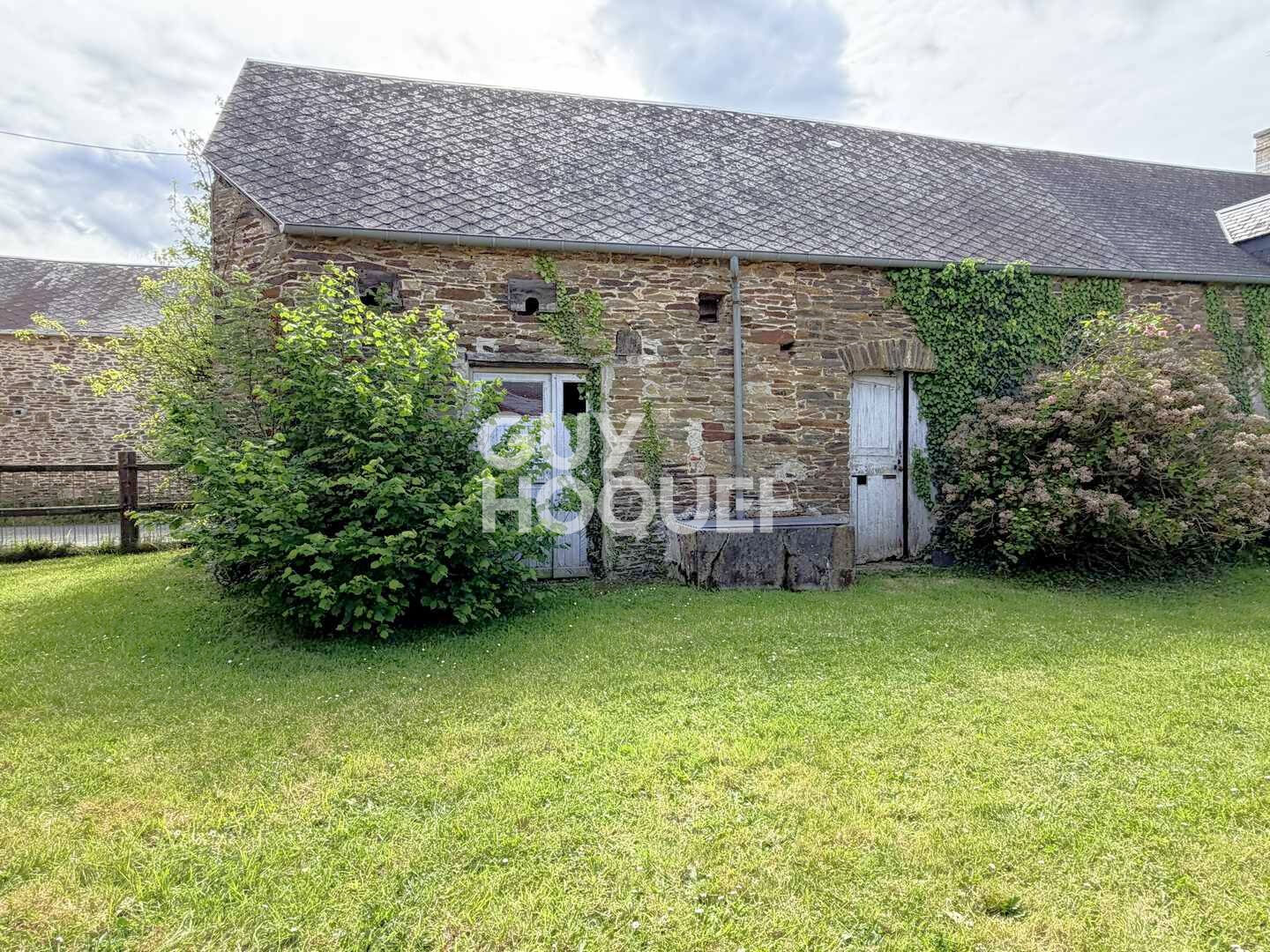 A vendre, Maison ancienne de plain-pied à LE TRONQUAY (14490) avec dépendances.