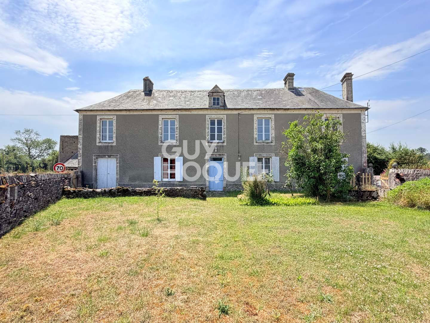 A Vendre, au Sud de BAYEUX, sur la commune de TRUNGY (14490), maison ancienne de 7 pièces principales.