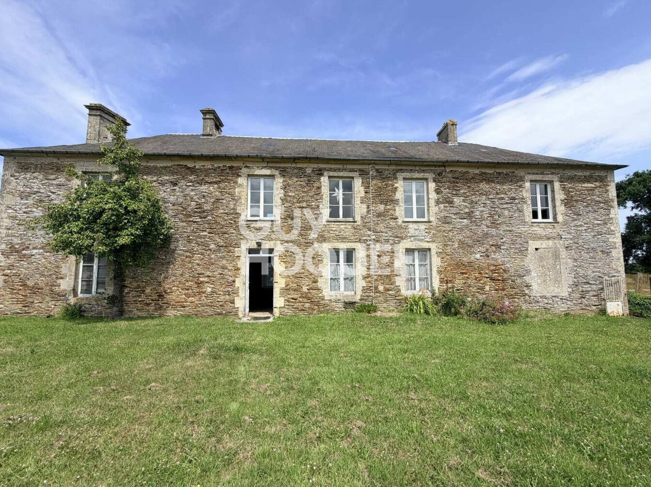 A Vendre, au Sud de BAYEUX, sur la commune de TRUNGY (14490), maison ancienne de 7 pièces principales.