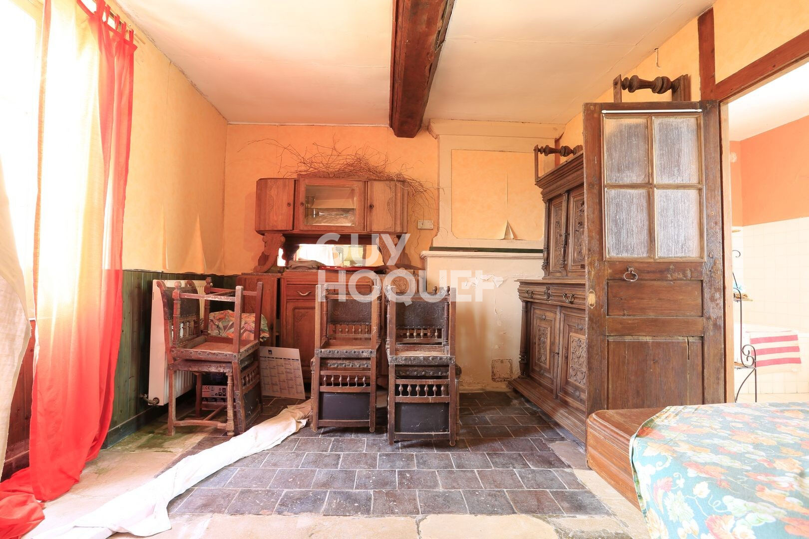 A Vendre, au Sud de BAYEUX, sur la commune de TRUNGY (14490), maison ancienne de 7 pièces principales.