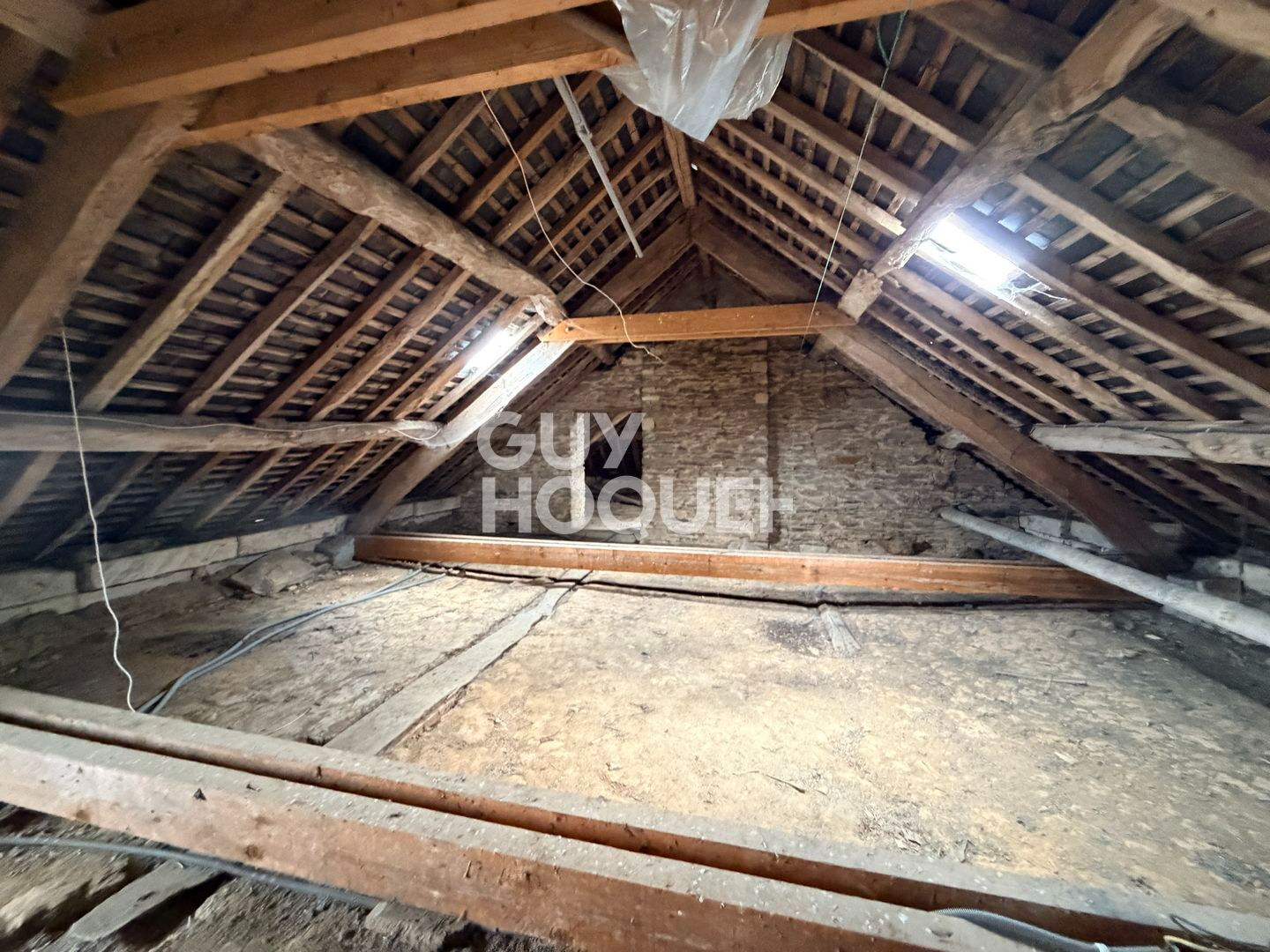 A Vendre, au Sud de BAYEUX, sur la commune de TRUNGY (14490), maison ancienne de 7 pièces principales.