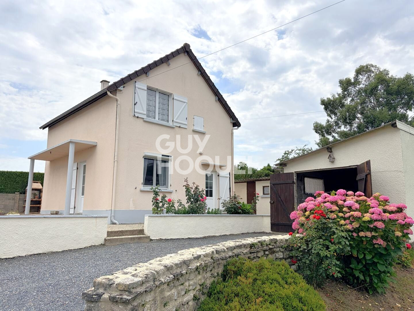 A VENDRE, maison entre BAYEUX et CAEN, 4 pièces principales avec jardin.