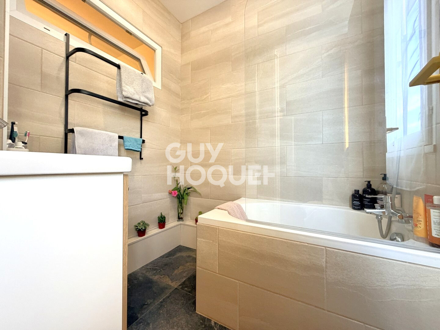 A Vendre, Appartement de 70,90 m² Carrez en rez-de-jardin à Bayeux (14400).