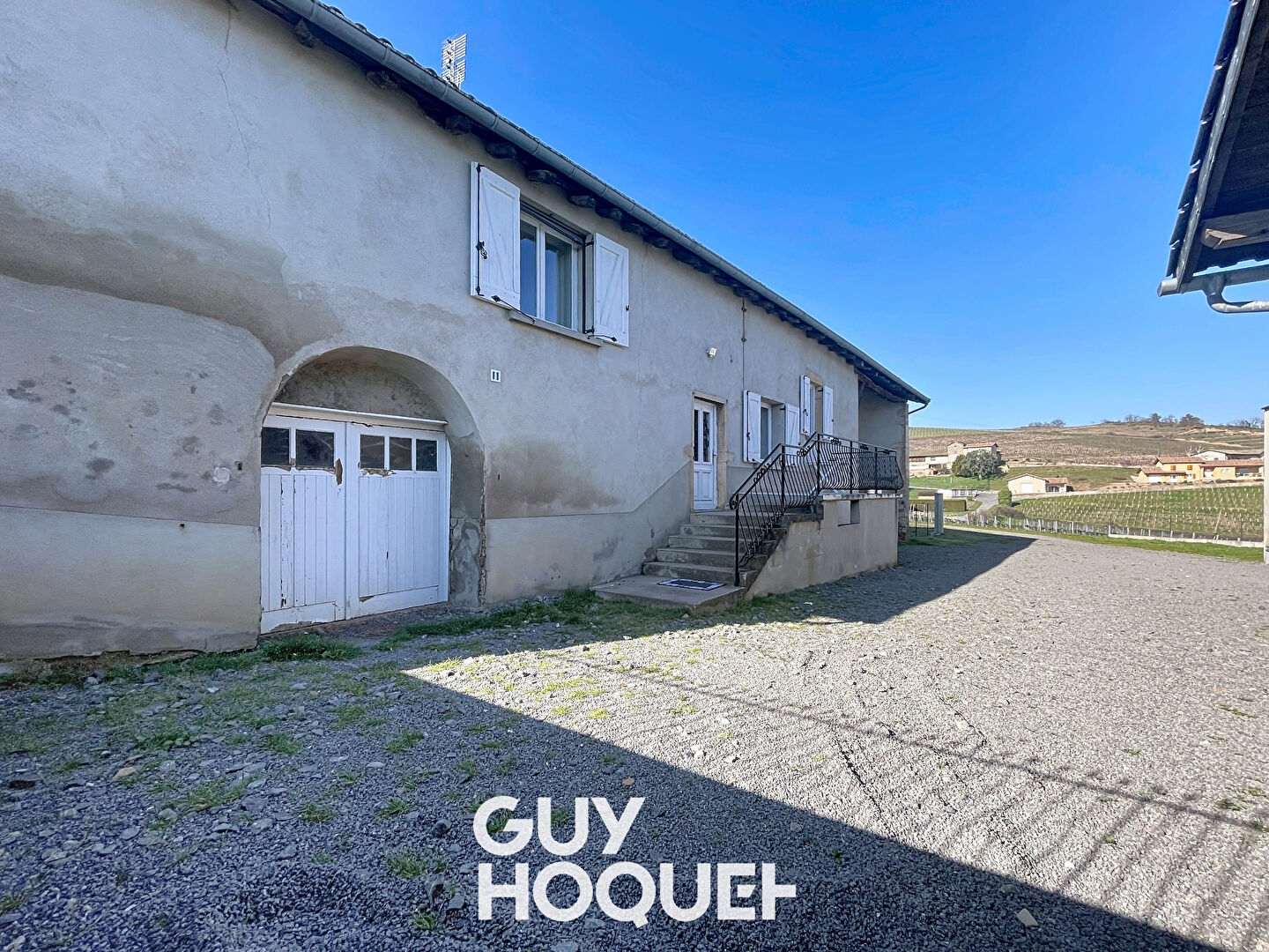 Maison ancienne avec 4 chambres , garage et terrain à Fleurie (69820)