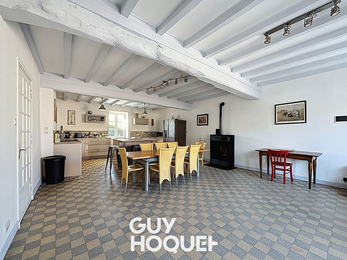 Maison ancienne avec 4 chambres , garage et terrain à Fleurie (69820)