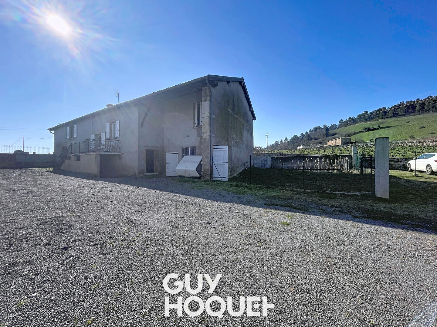 Maison ancienne avec 4 chambres , garage et terrain à Fleurie (69820)