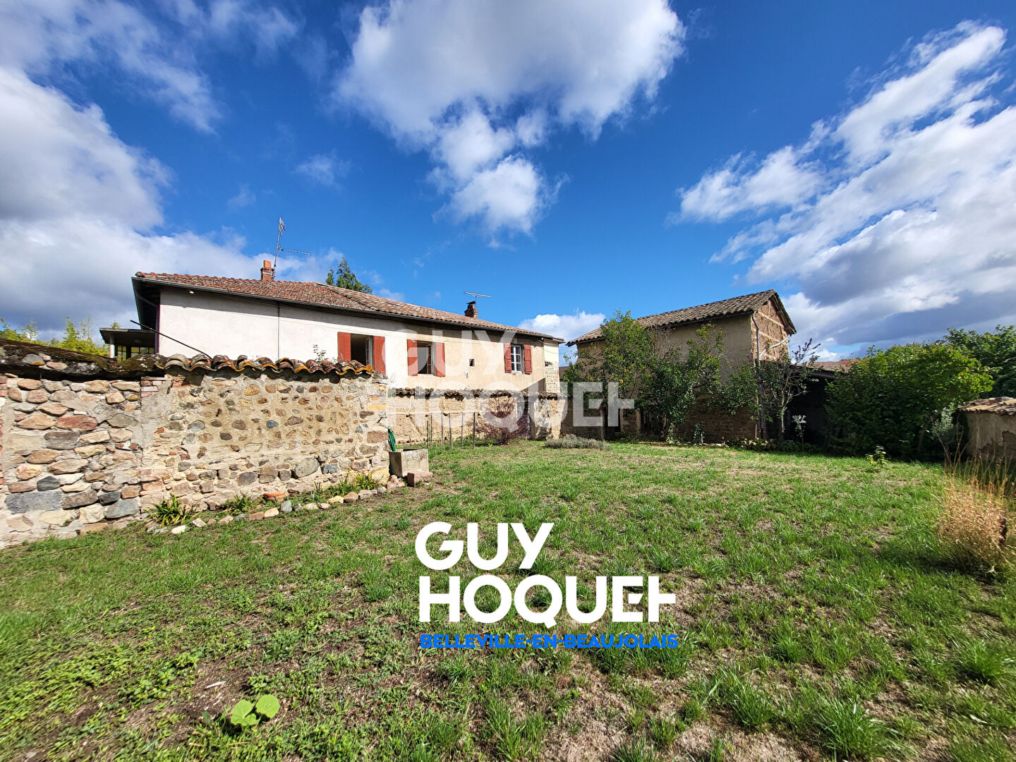 Maison à rénover avec terrain, cour intérieure et dépendances à 10 min de Belleville-en-Beaujolais