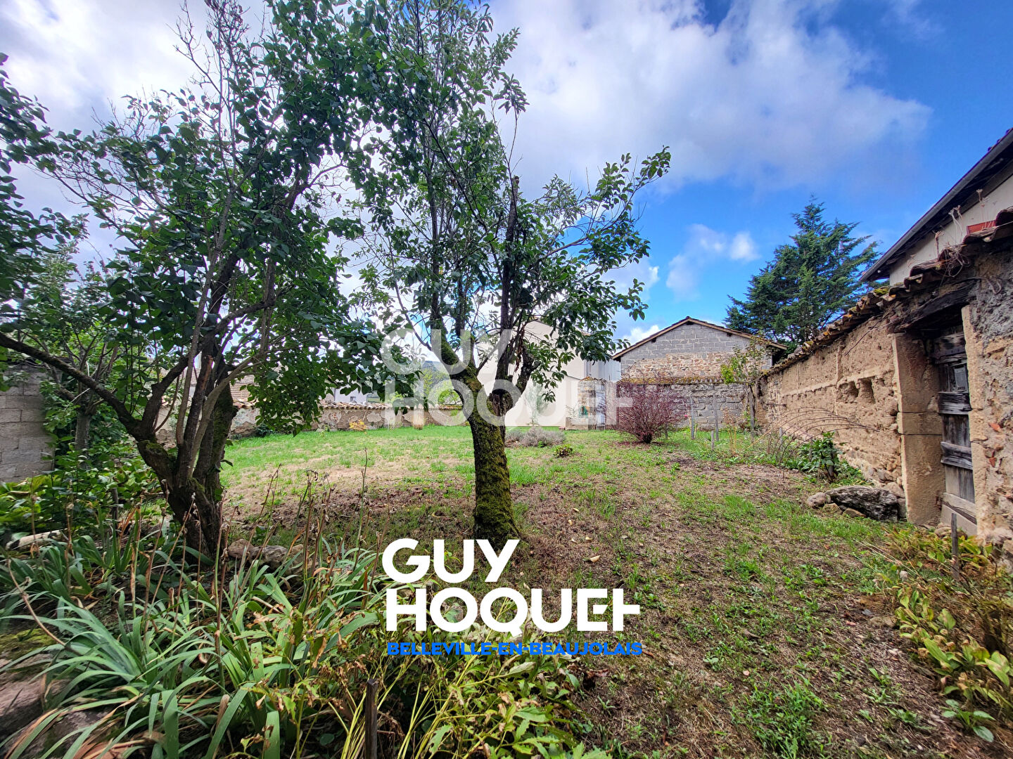 Maison à rénover avec terrain, cour intérieure et dépendances à 10 min de Belleville-en-Beaujolais