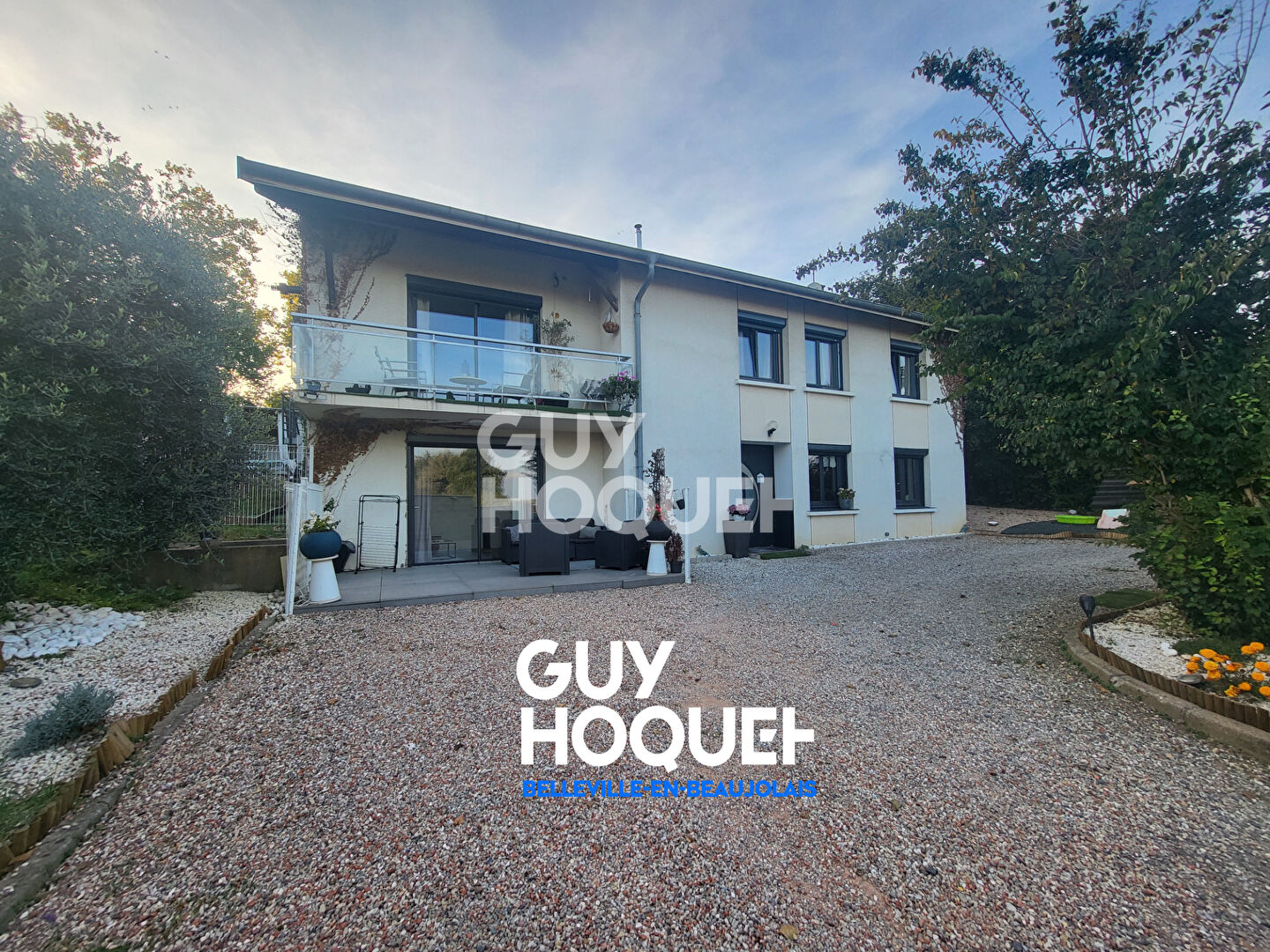 Maison familiale avec piscine, espace local professionnel avec terrain clos.