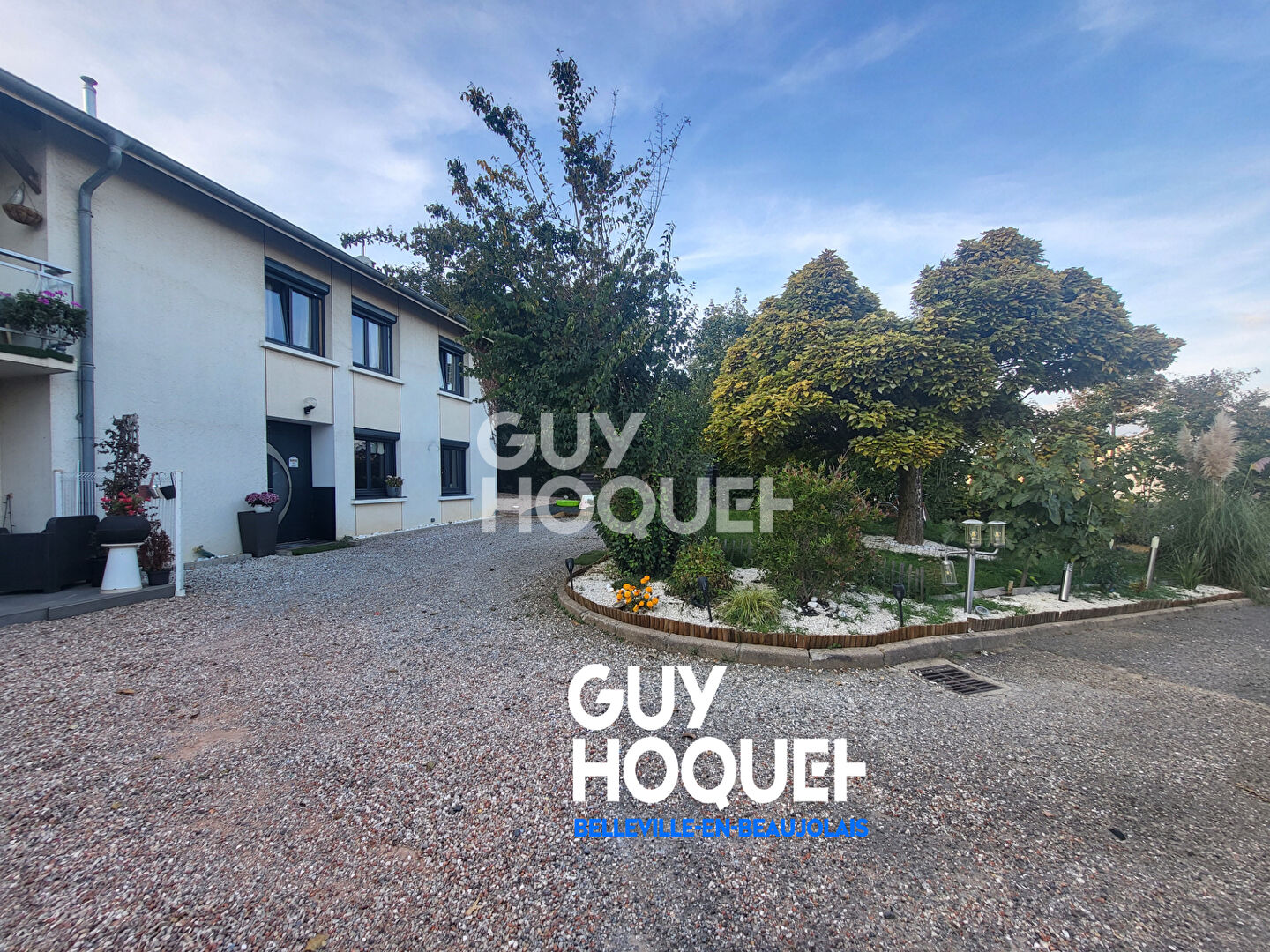 Maison familiale avec piscine, espace local professionnel avec terrain clos.