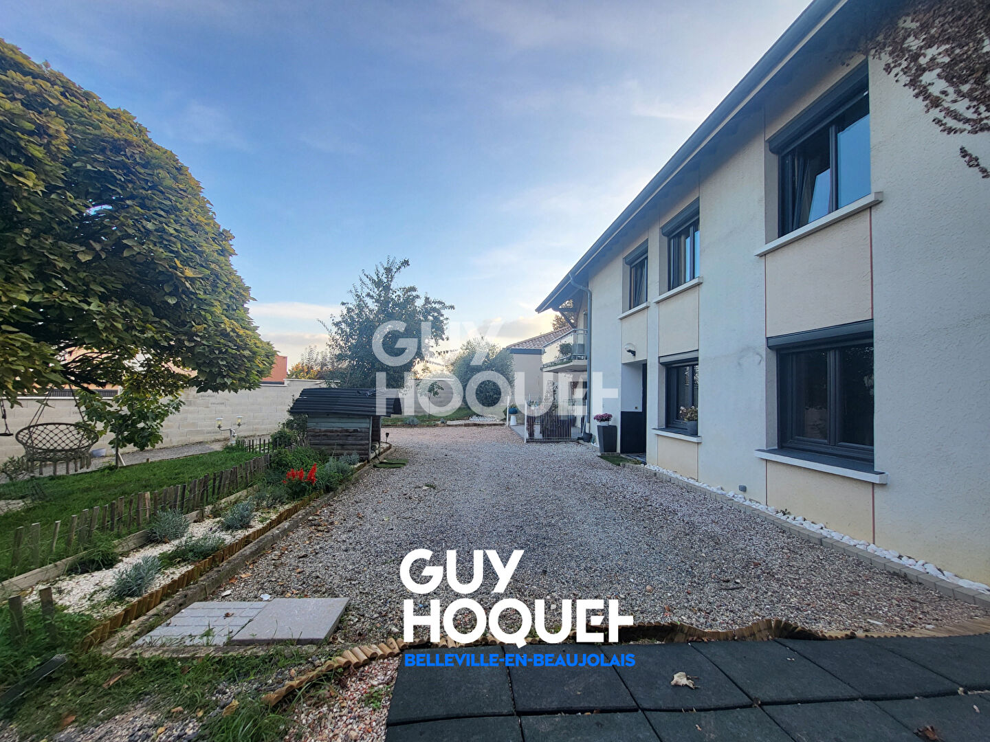 Maison familiale avec piscine, espace local professionnel avec terrain clos.