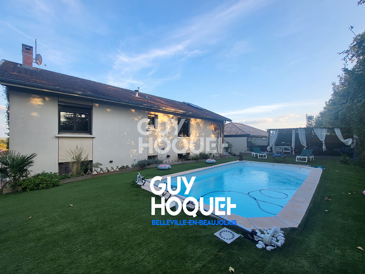 Maison familiale avec piscine, espace local professionnel avec terrain clos.