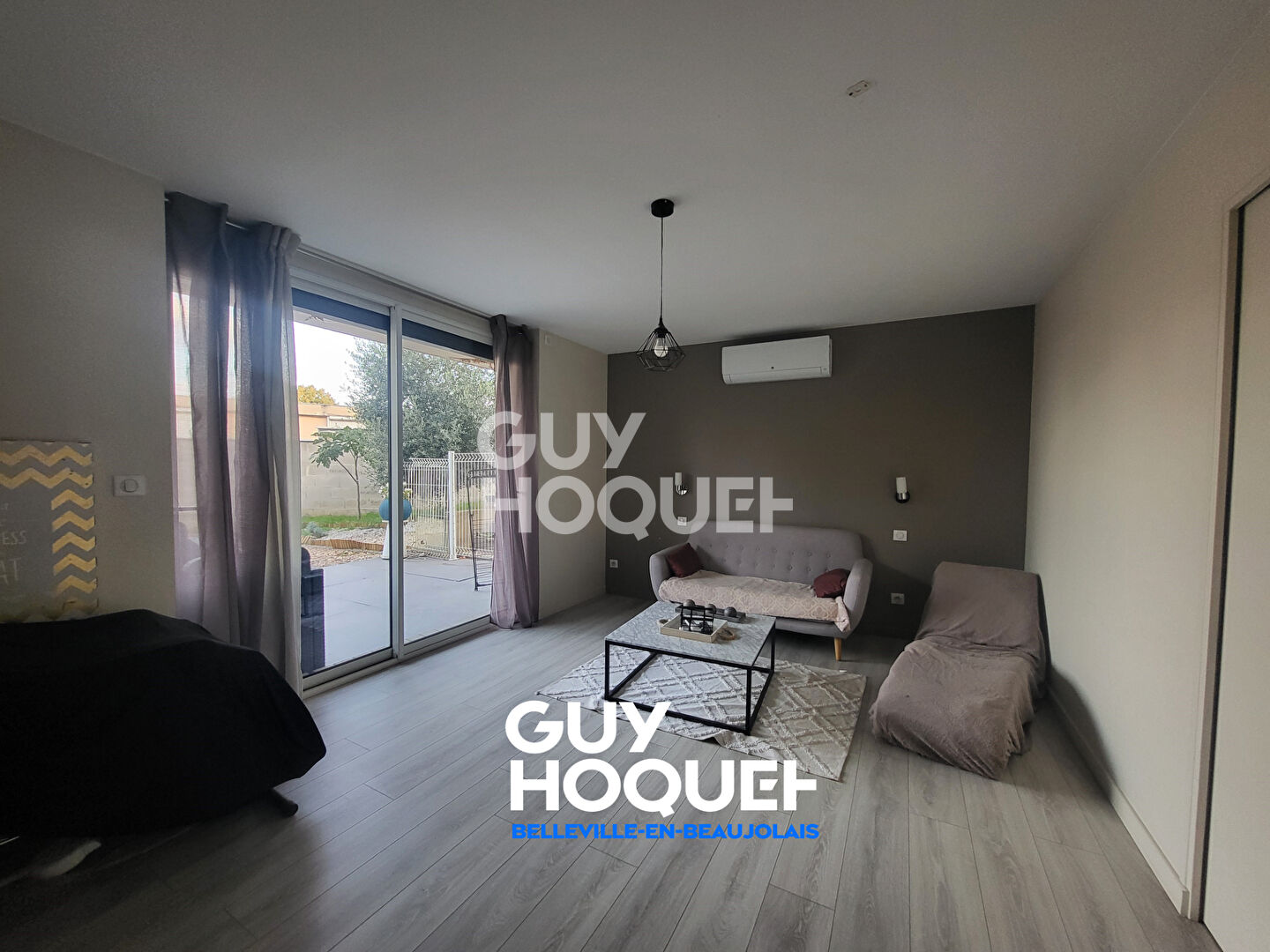 Maison familiale avec piscine, espace local professionnel avec terrain clos.