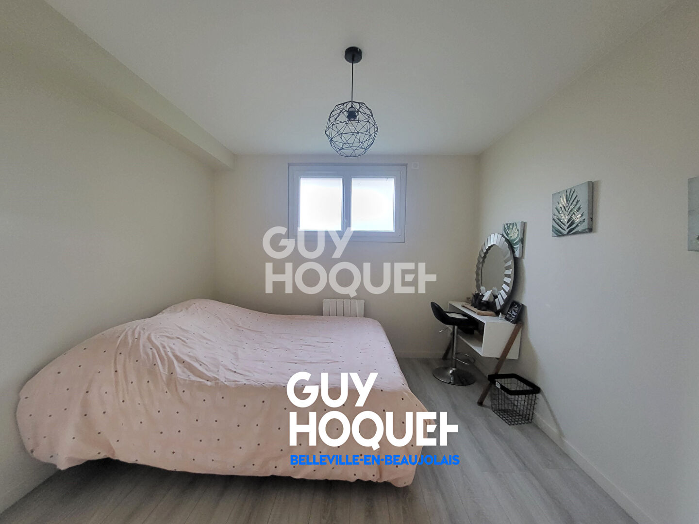 Maison familiale avec piscine, espace local professionnel avec terrain clos.