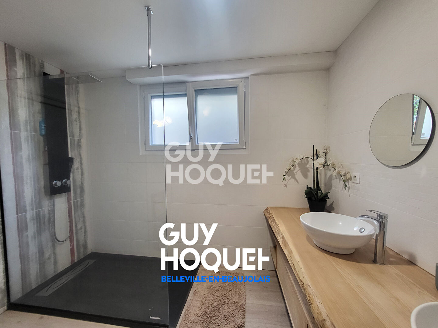 Maison familiale avec piscine, espace local professionnel avec terrain clos.