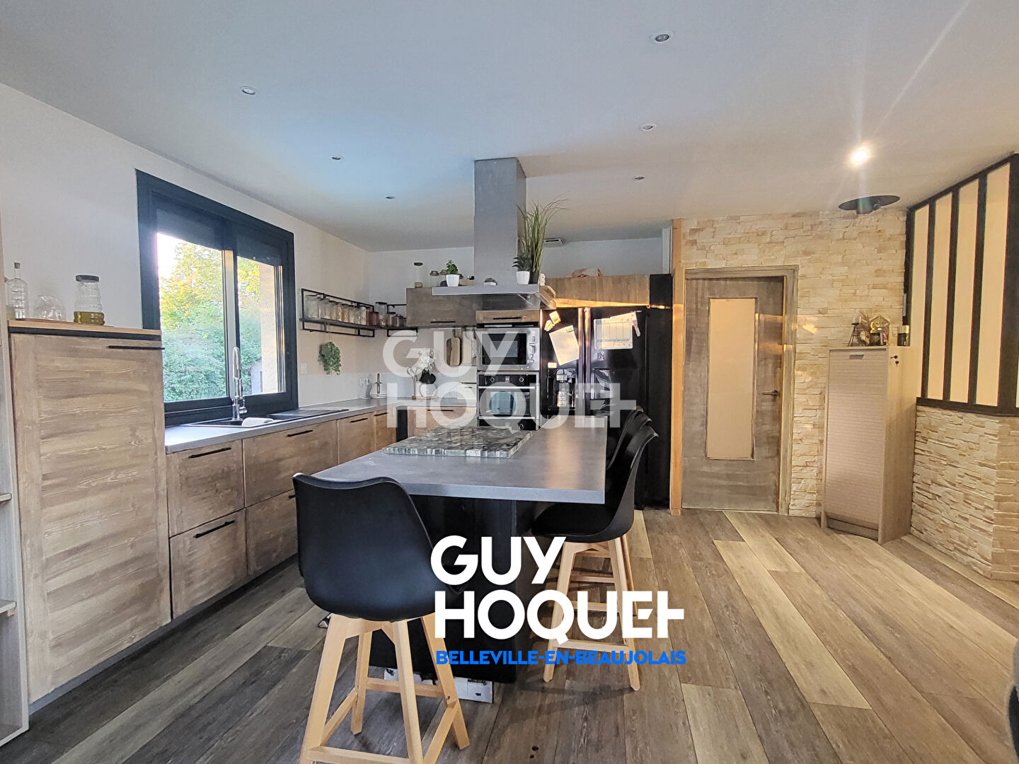 Maison familiale avec piscine, espace local professionnel avec terrain clos.