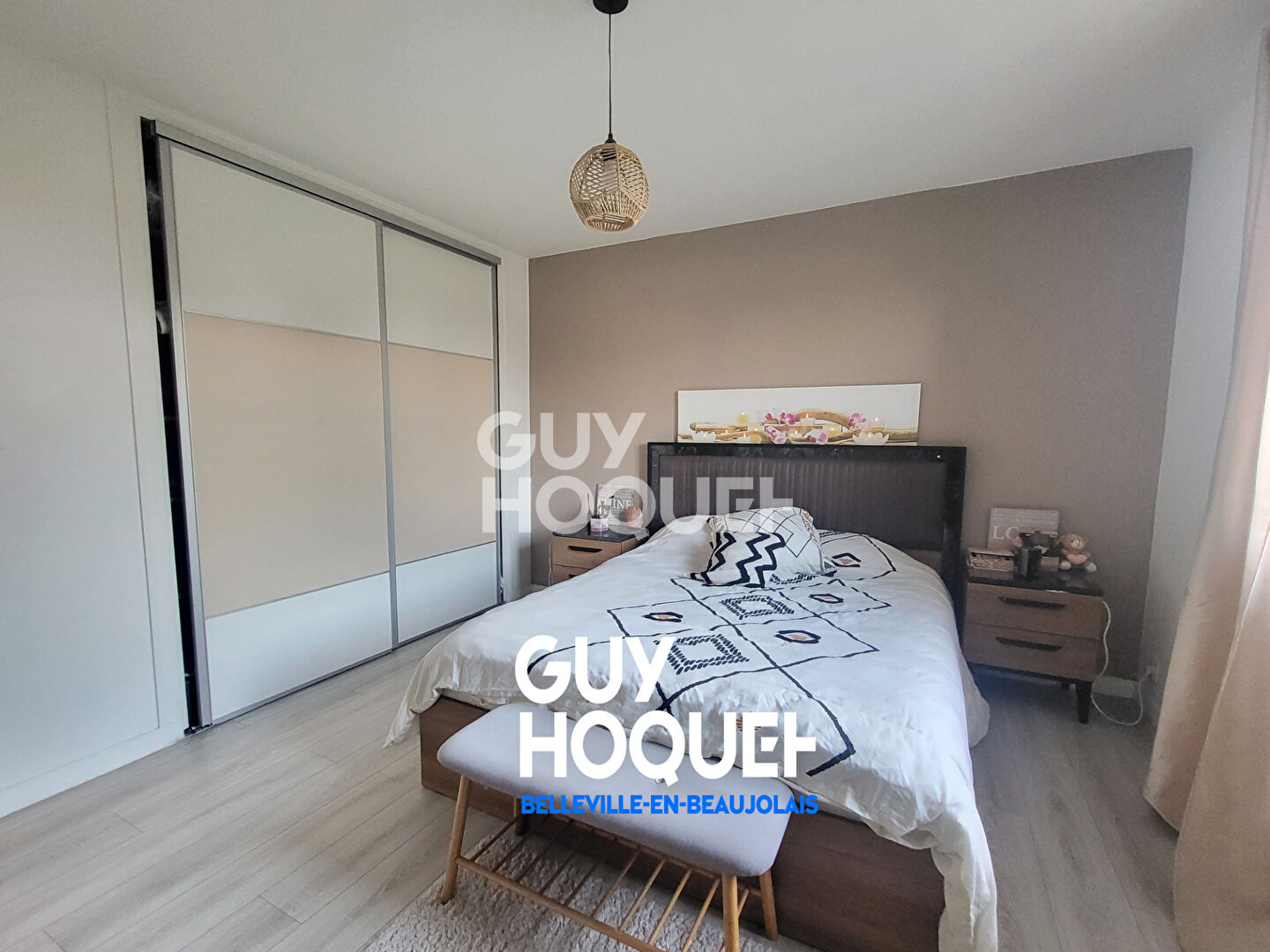 Maison familiale avec piscine, espace local professionnel avec terrain clos.