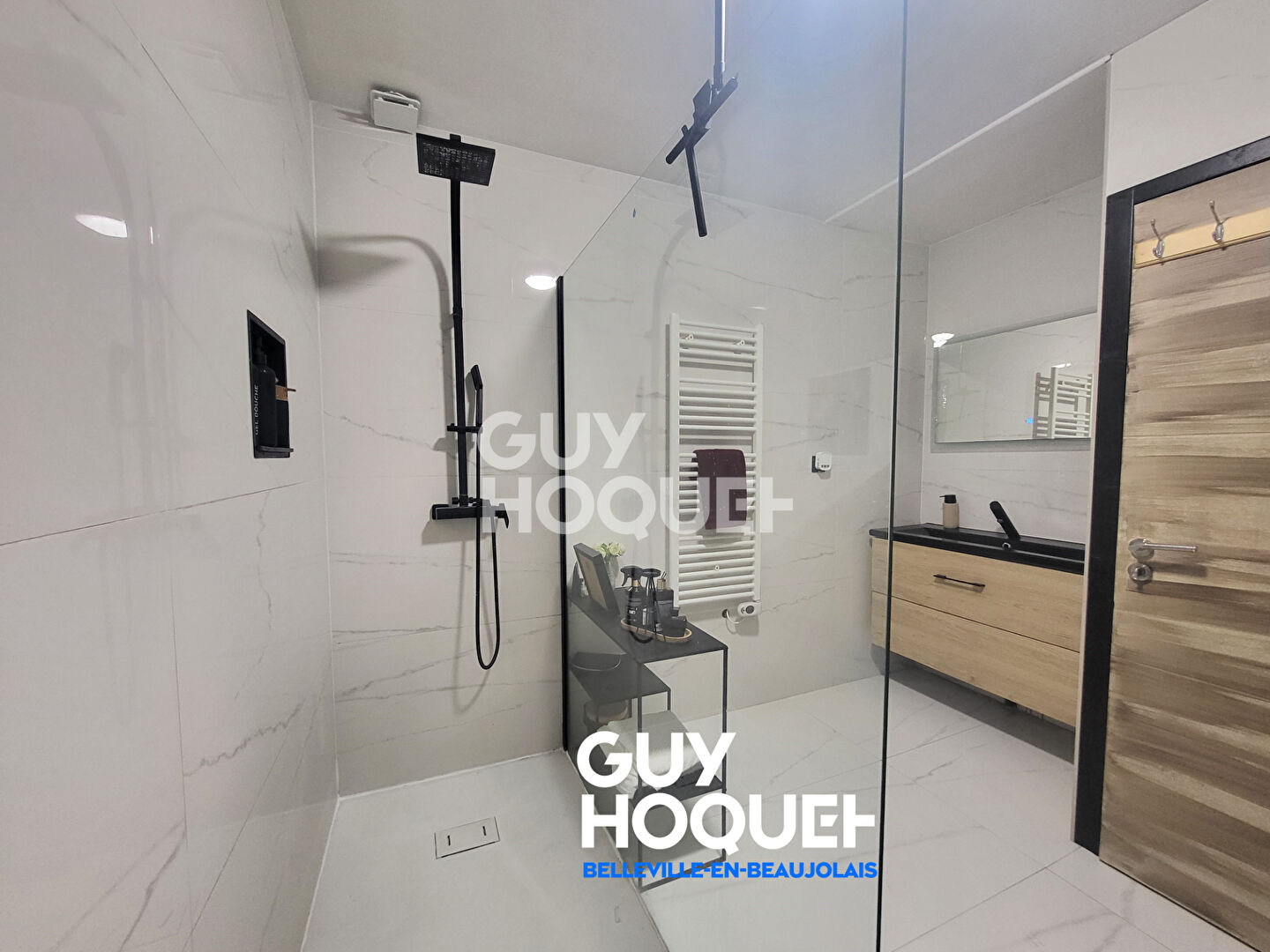 Maison familiale avec piscine, espace local professionnel avec terrain clos.