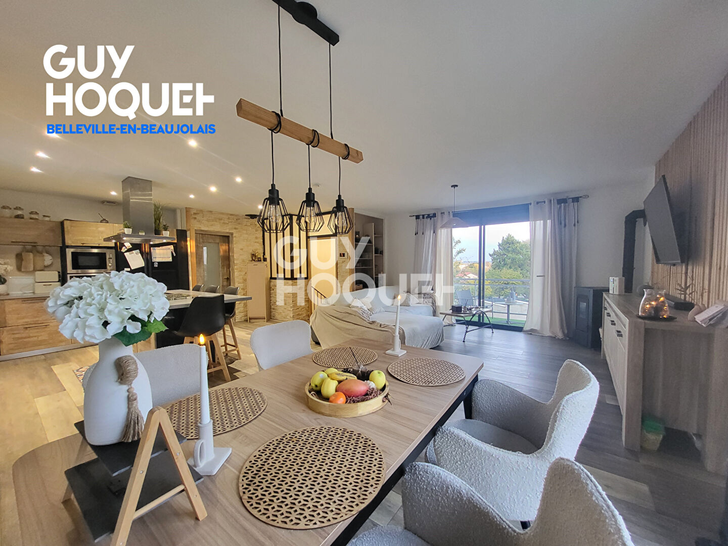 Maison familiale avec piscine, espace local professionnel avec terrain clos.