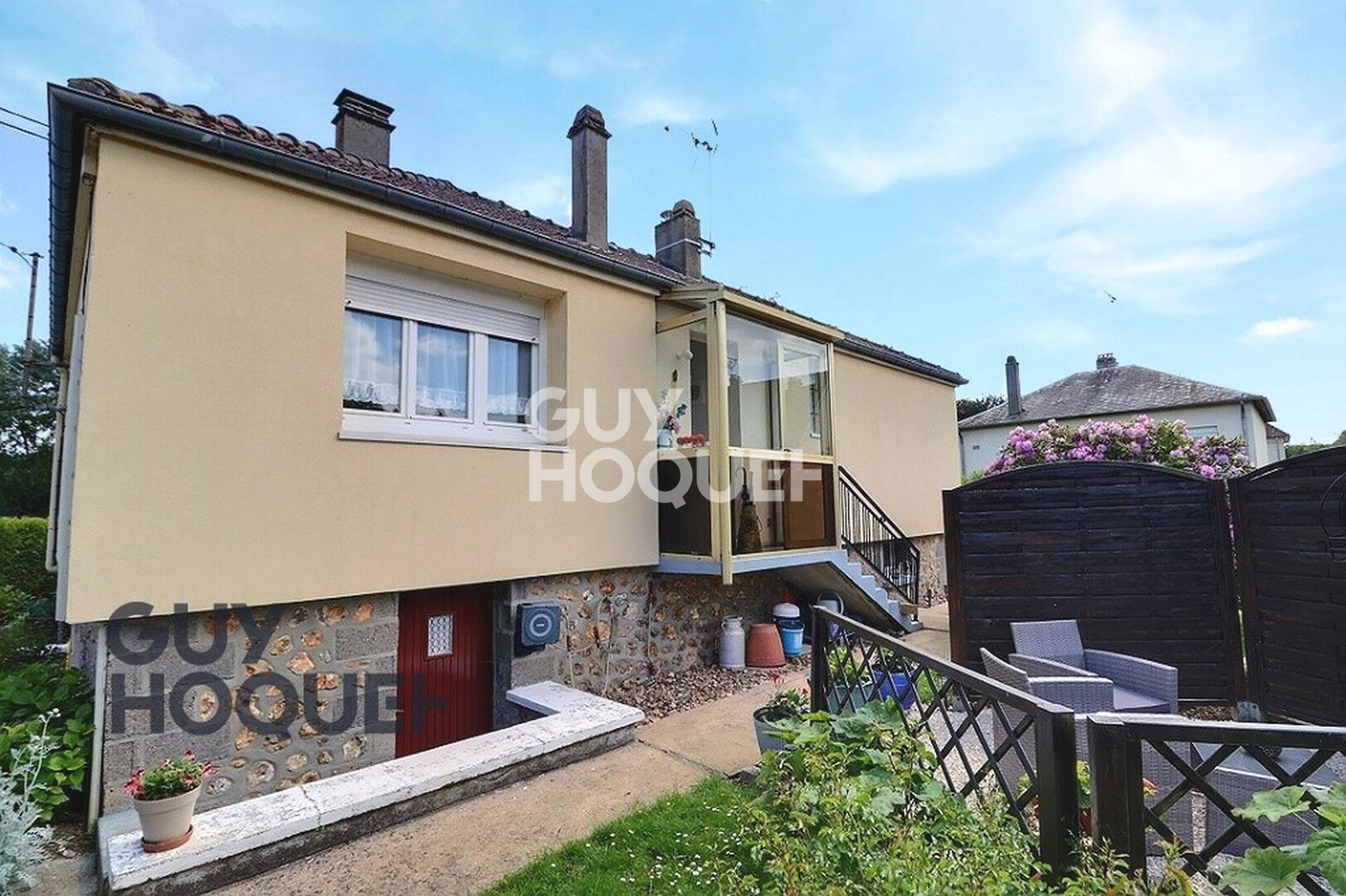 Maison traditionnelle avec école et commerces à pied