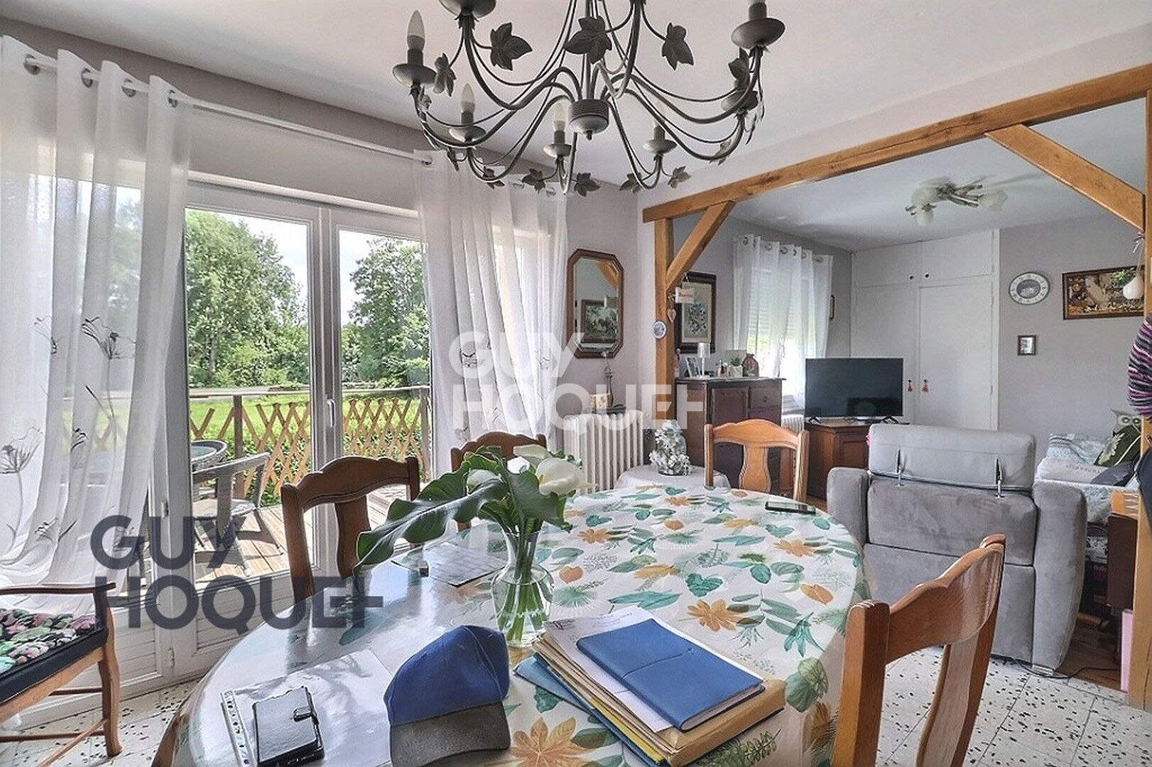 Maison traditionnelle avec école et commerces à pied