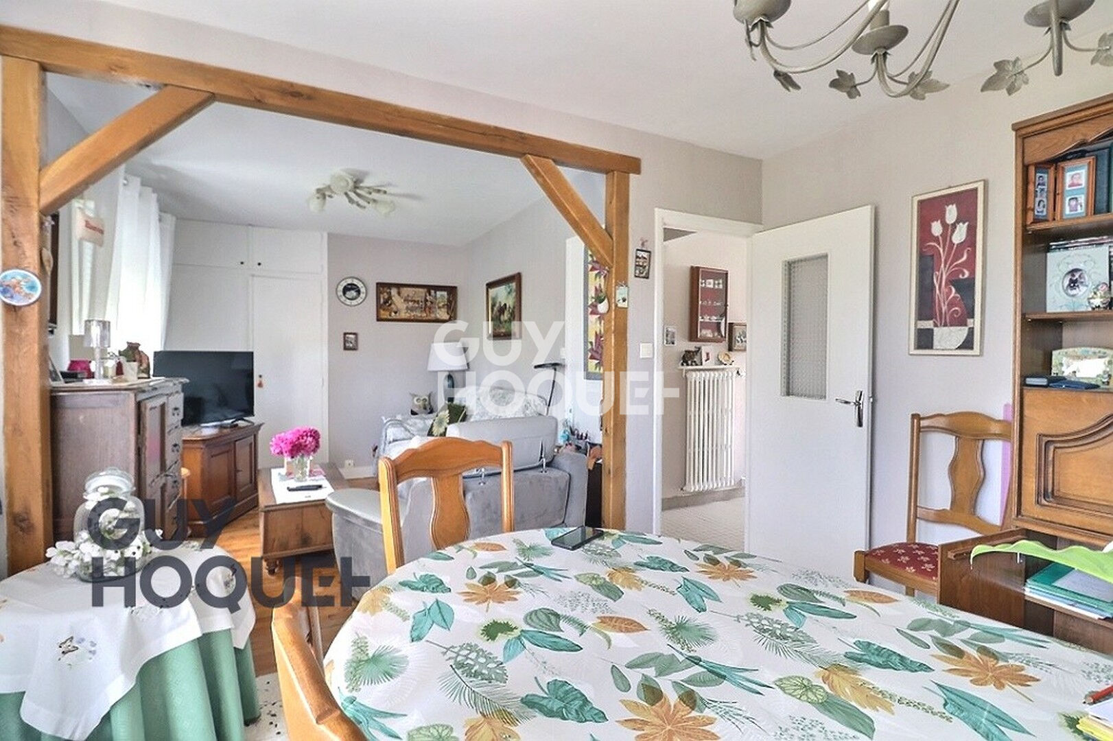 Maison traditionnelle avec école et commerces à pied
