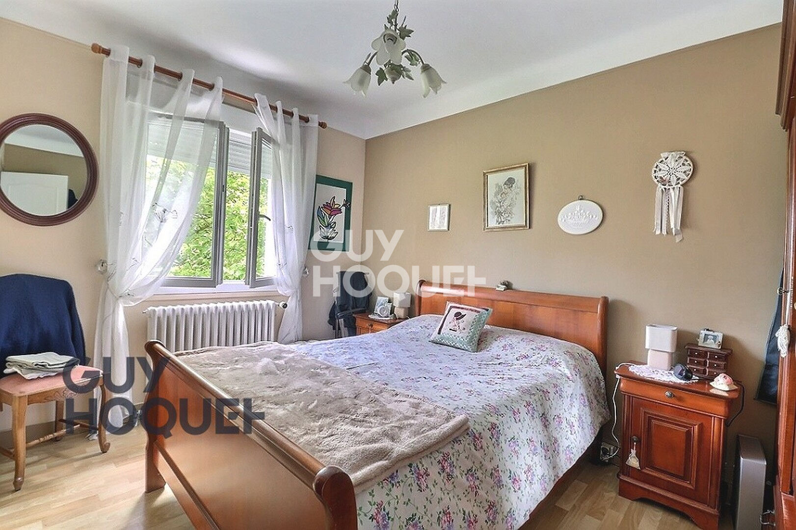 Maison traditionnelle avec école et commerces à pied