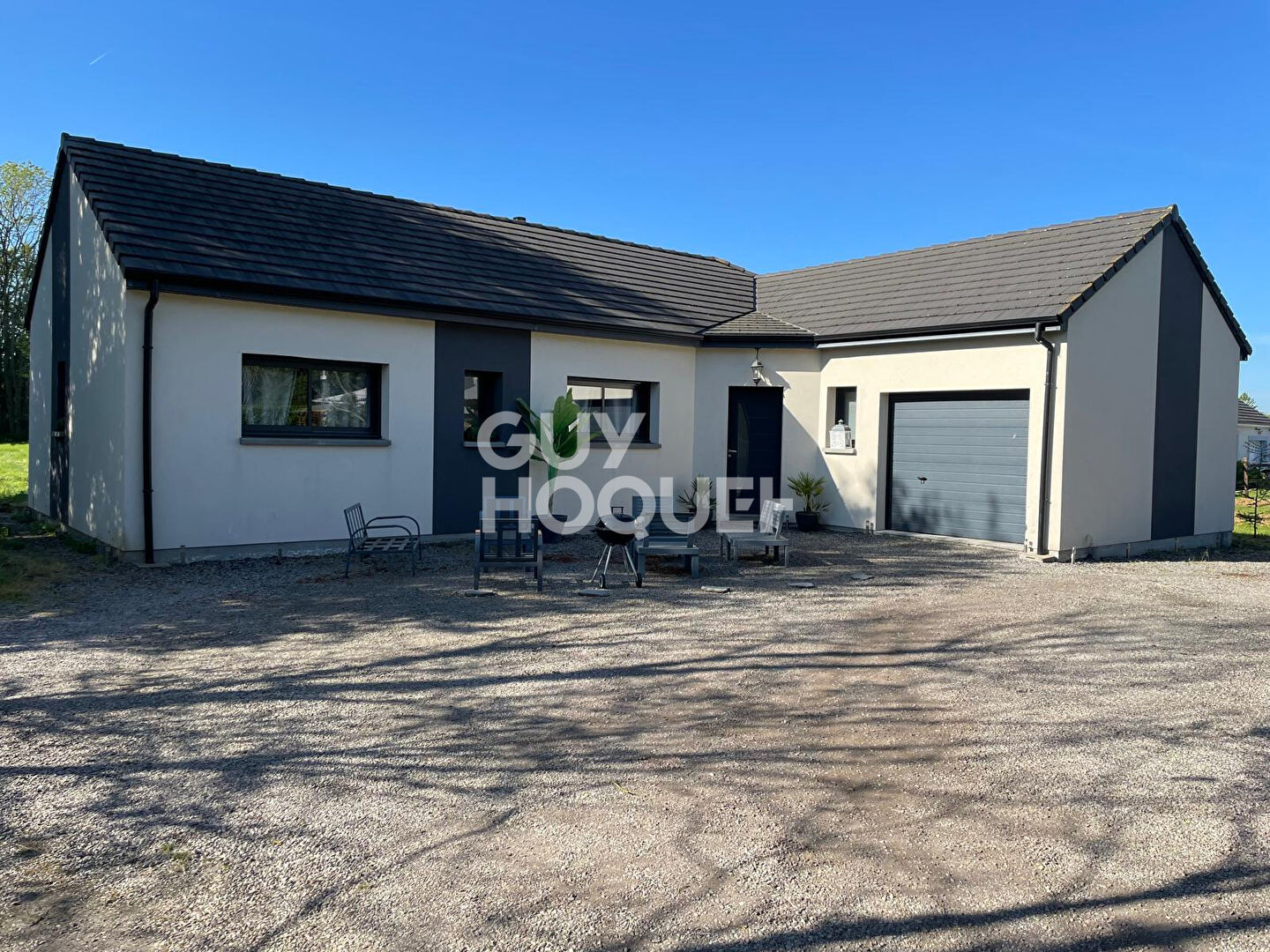 6km de BERNAY, dans un petit hameau, au calme et proche de grandes axes.