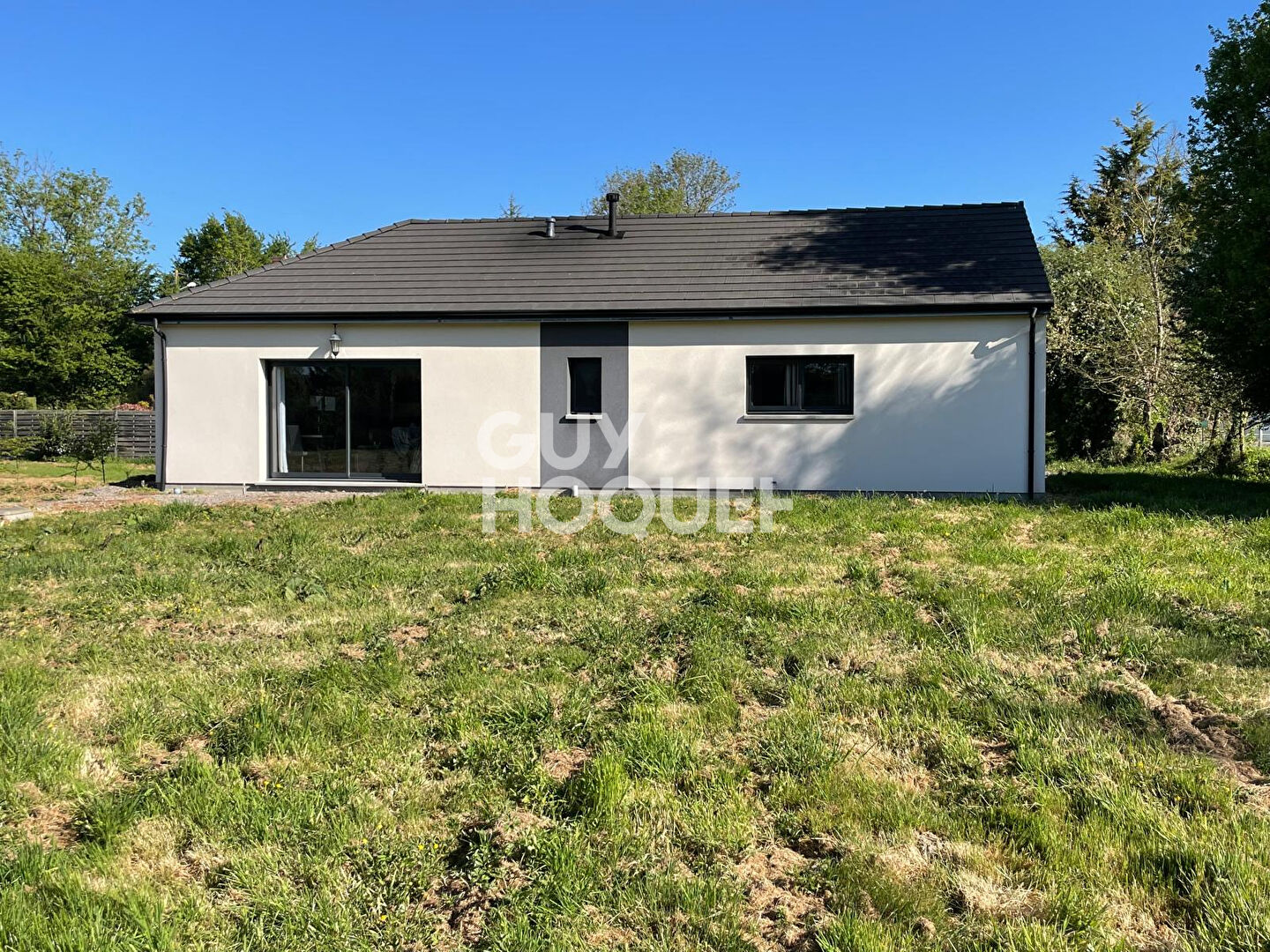 6km de BERNAY, dans un petit hameau, au calme et proche de grandes axes.