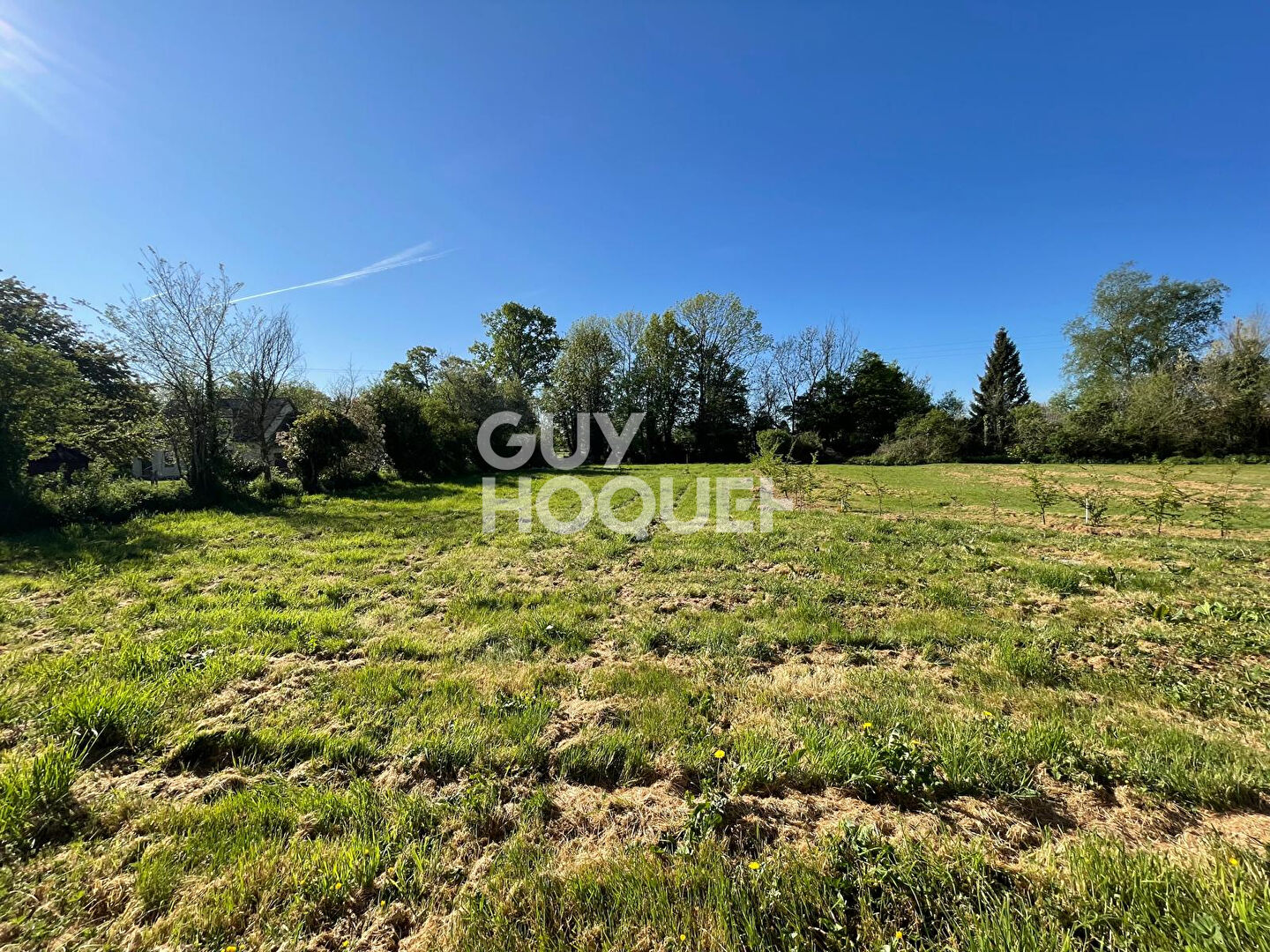 6km de BERNAY, dans un petit hameau, au calme et proche de grandes axes.
