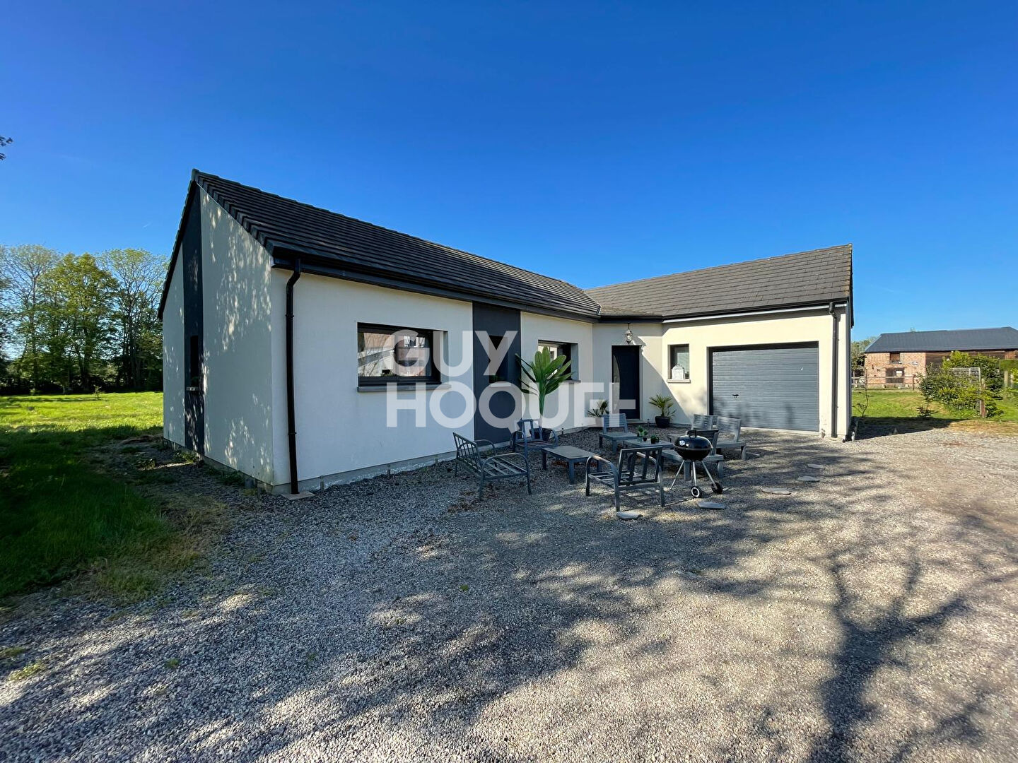 6km de BERNAY, dans un petit hameau, au calme et proche de grandes axes.